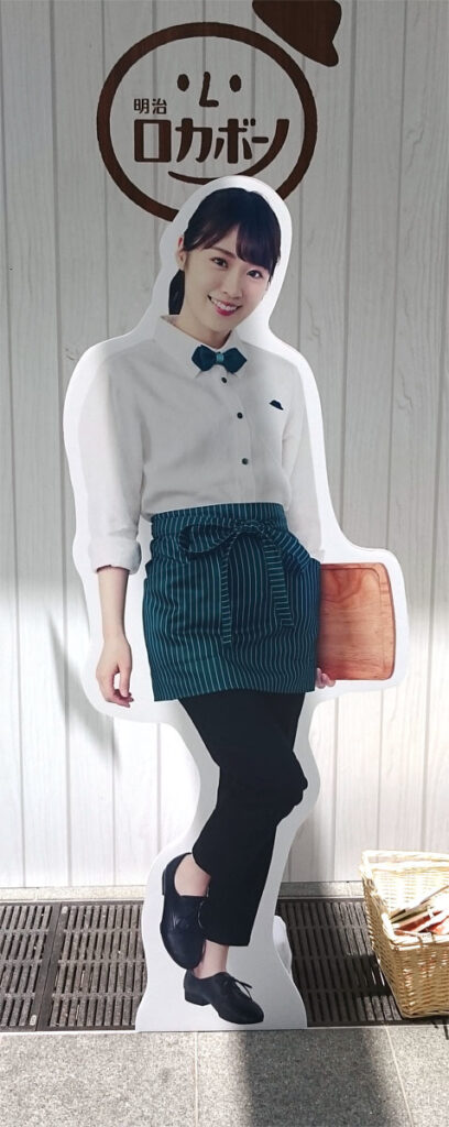 明治ロカボーノカフェ 六本木ヒルズ大屋根プラザ 試飲イベント 乃木坂46 等身大パネル 白石麻衣 高山一実 西野七瀬 会場風景 クリアファイル カフェオレ フルーツオレ