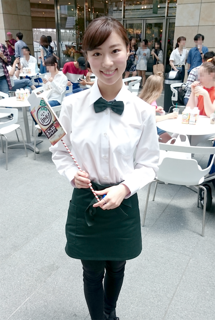 明治ロカボーノカフェ 六本木ヒルズ大屋根プラザ 試飲イベント 乃木坂46 等身大パネル 白石麻衣 高山一実 西野七瀬 会場風景 クリアファイル カフェオレ フルーツオレイベントスタッフ