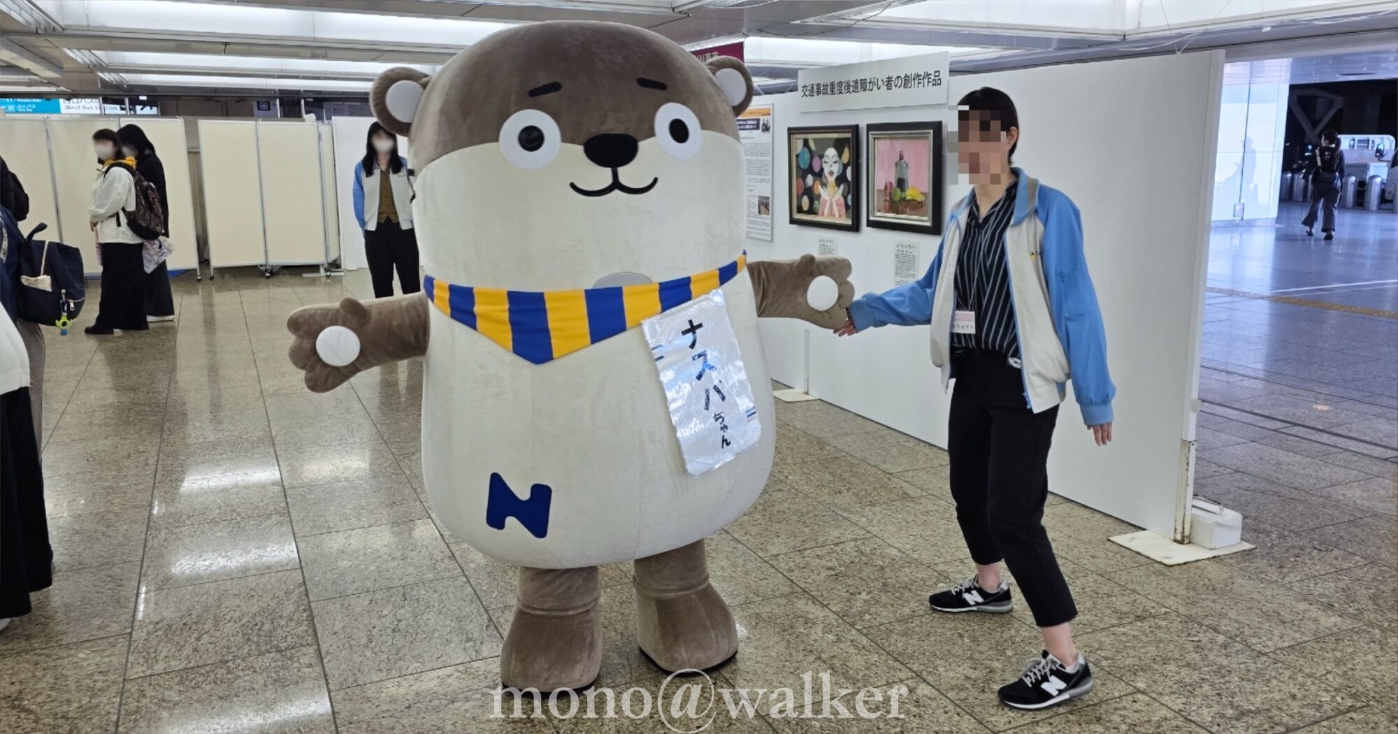 新宿西口広場での交通安全アクション2025のナス場ギャラリーとナスバちゃんです。