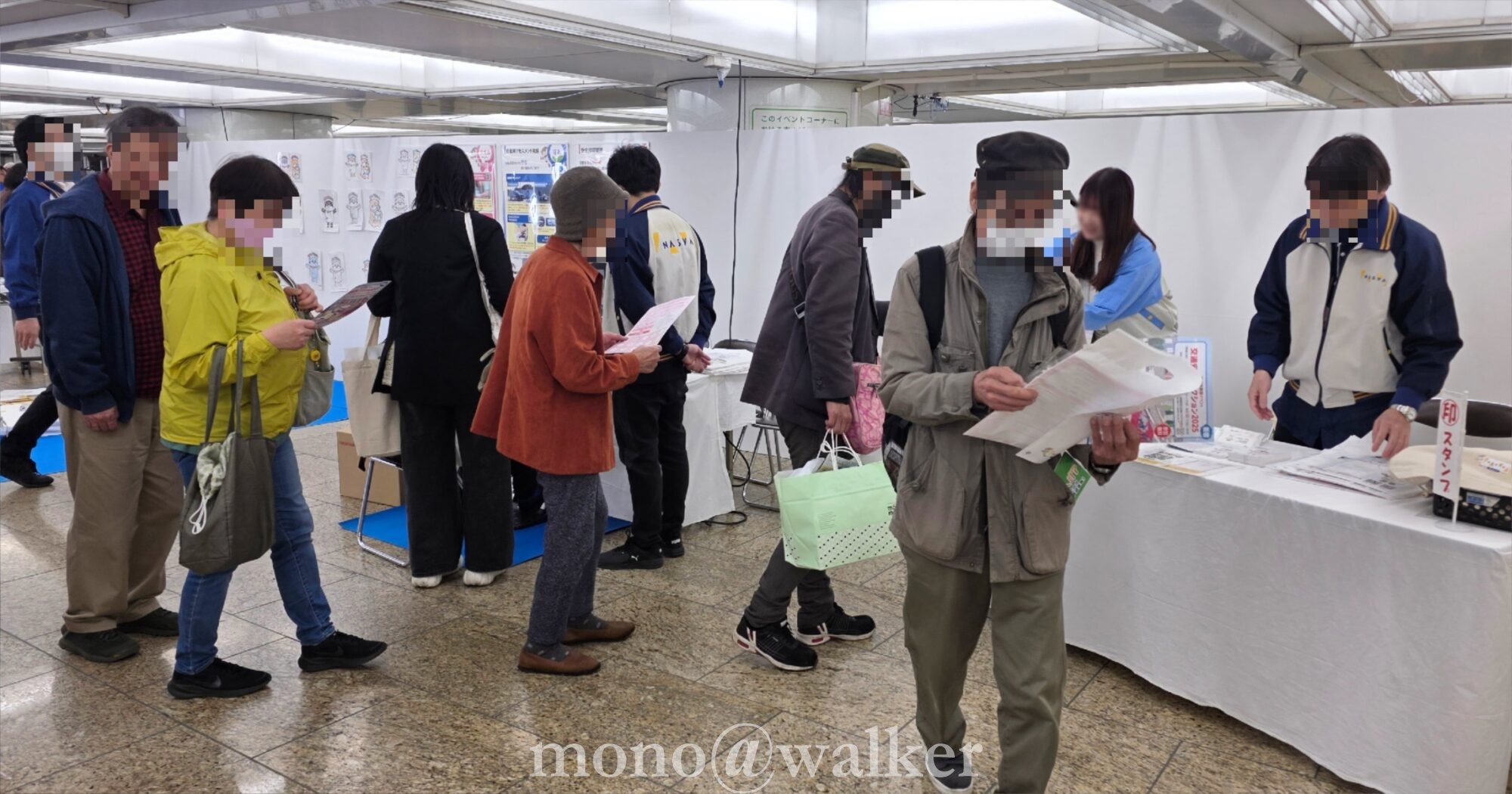 新宿西口広場での交通安全アクション2025のブース体験イベントのスタンプラリーの様子です。