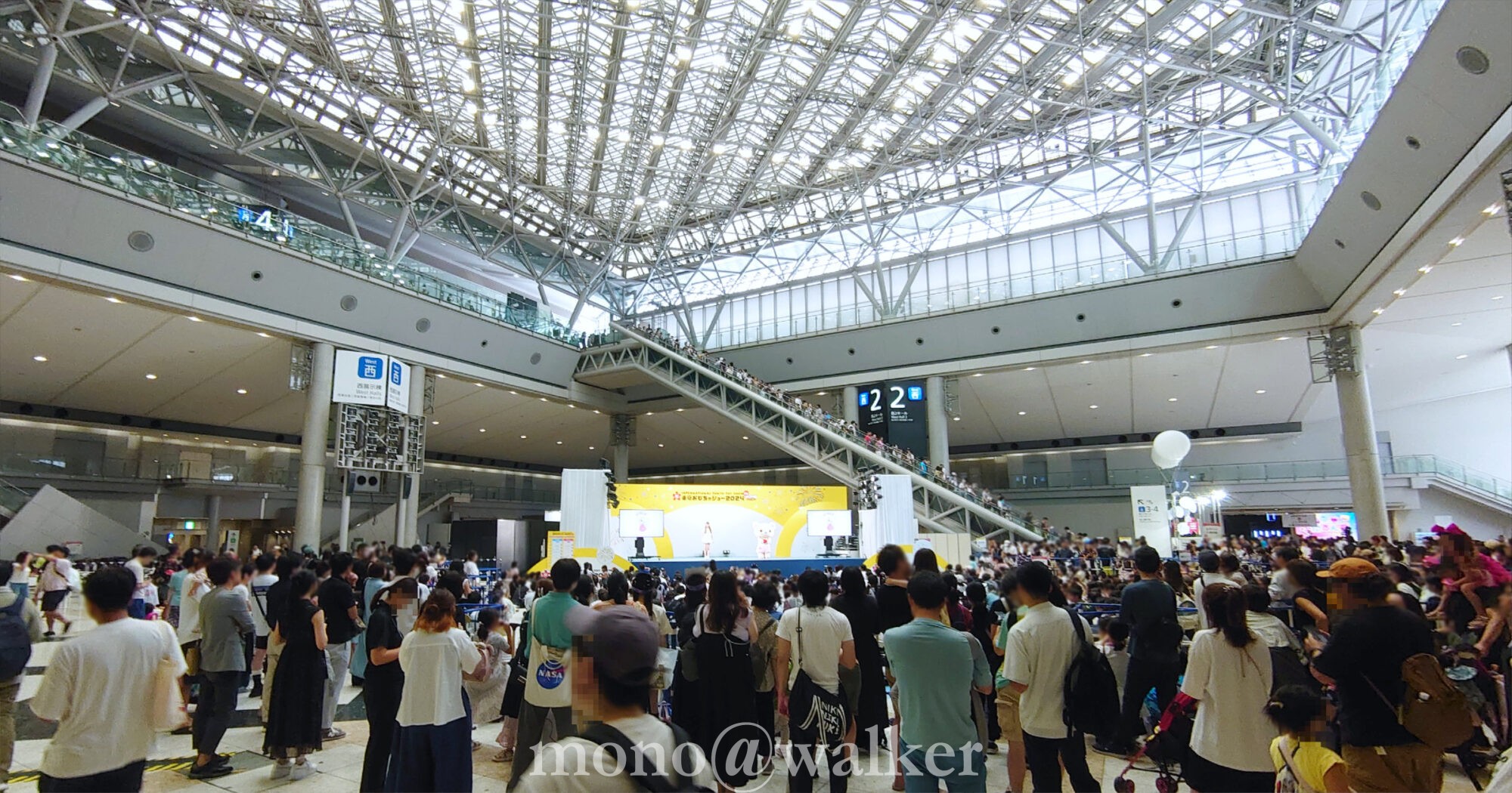 東京おもちゃショー2024 東京ビッグサイト 西展示棟 日本玩具協会 アトリウム 大エスカレーター ステージ キャラクターショー